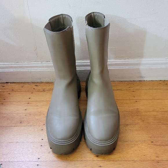 Forever 21 Chelsea Boots - Picture 2 of 6
